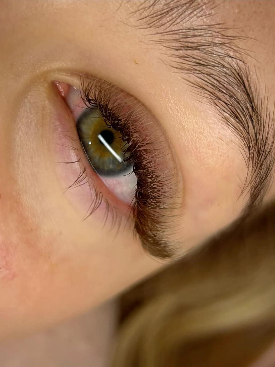 Detalhe de cílios com volume marrom